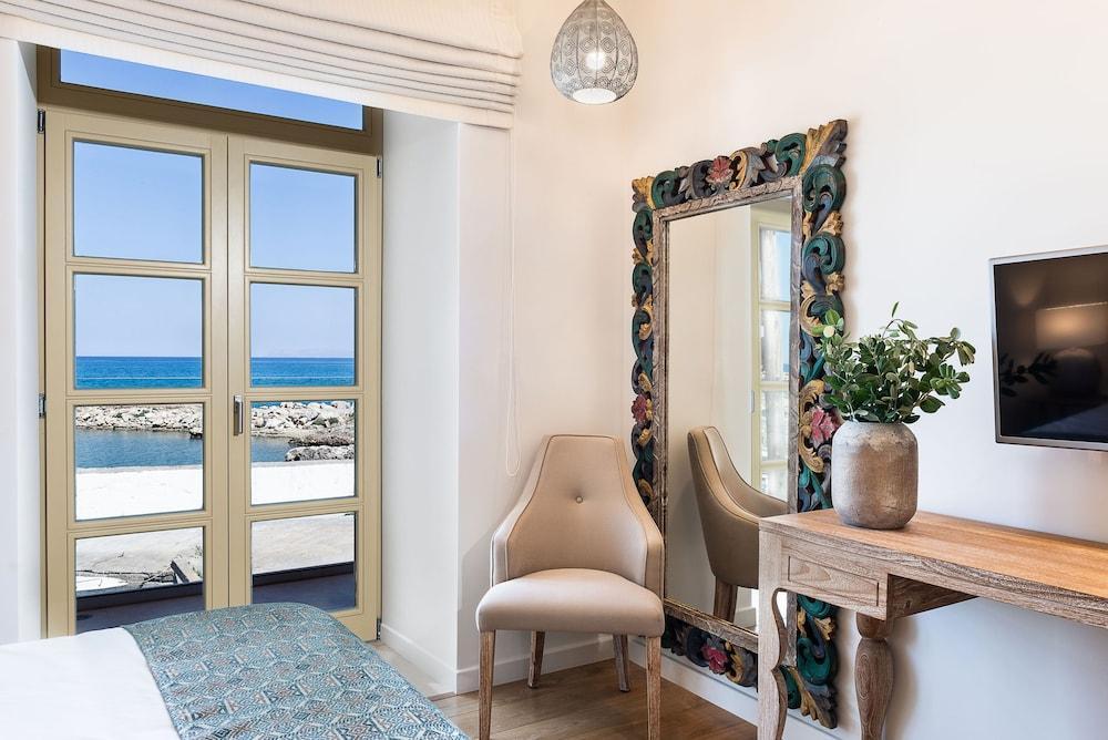 Avra Harbour Apartment